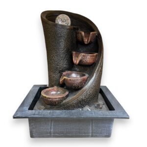 Fuente de agua decorativa con vasijas